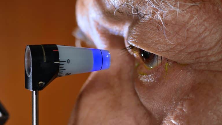 Examen du glaucome, pression intraoculaire