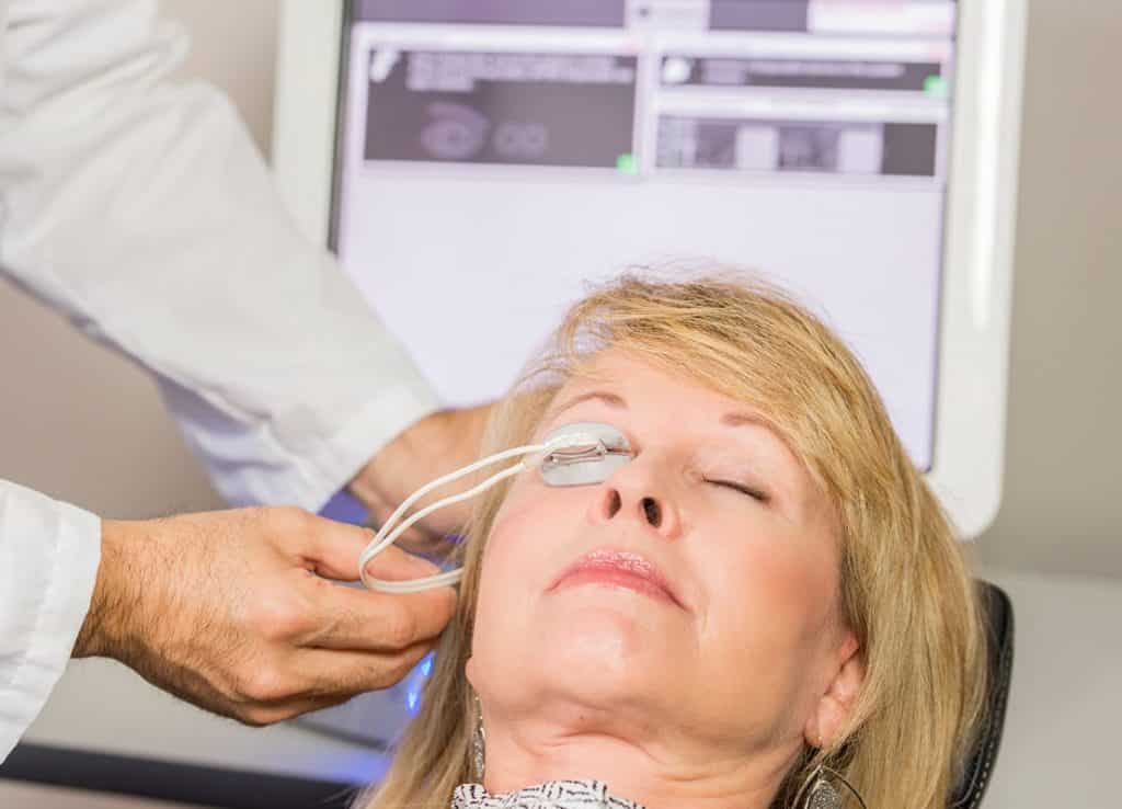 Patiente recevant un traitement LipiFlow
