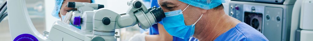 Ophtalmologiste au microscope opératoire