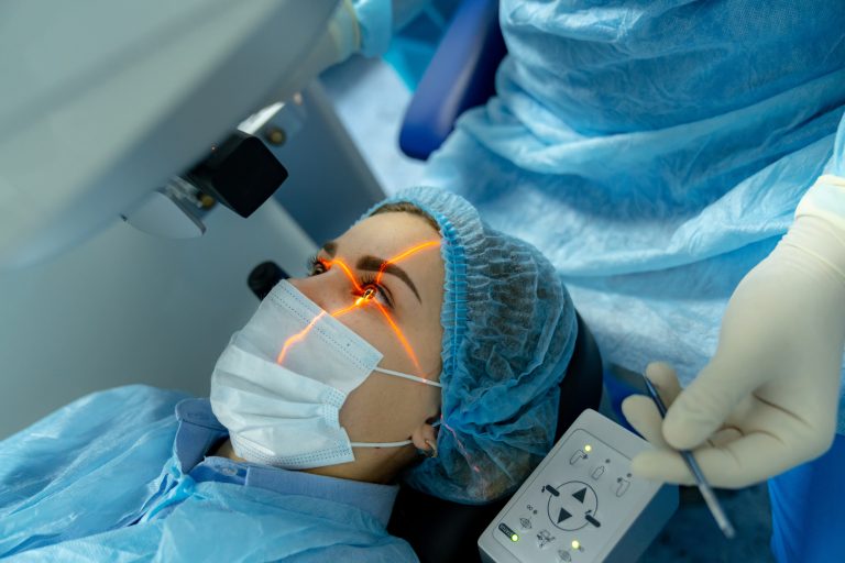 Patiente pendant une chirurgie réfractive au laser