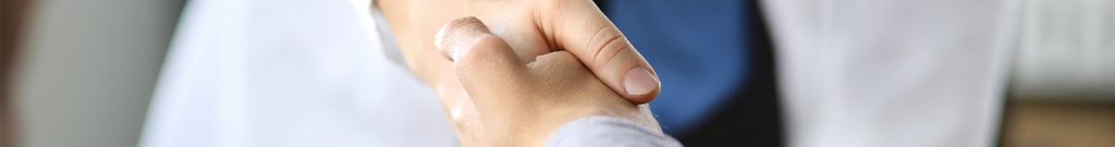 Médecin et patient se serrant la main